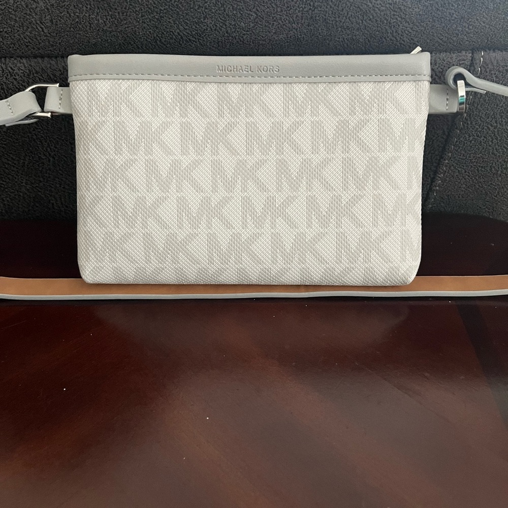 Michael Kors belt clutch. 8X5